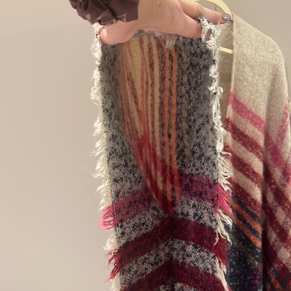 NWOT Boho Fabulous Plaid Fringed Poncho Shawl - One Size - Picture 5 of 8